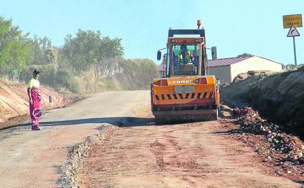 Obras de mejora en una carretera de la red provincial. /El Norte