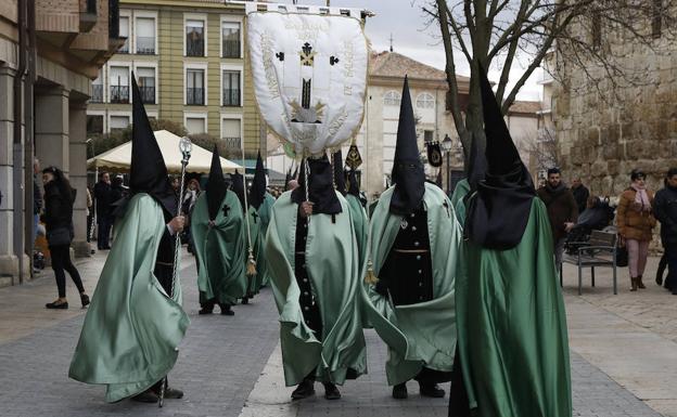 Cofrades de la Santa Veracruz y Cristo de Balaguer de Baltanás. /Marta Moras