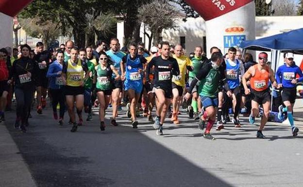Los corredores toman la salida en Matilla de los Caños. /DSATL