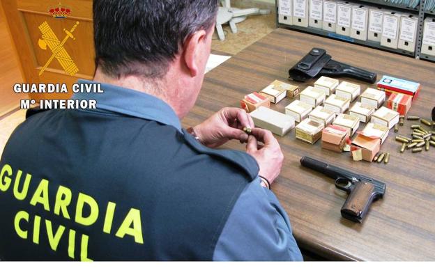 Un guardia civil, con el arma y la munición intervenidas. /El Norte