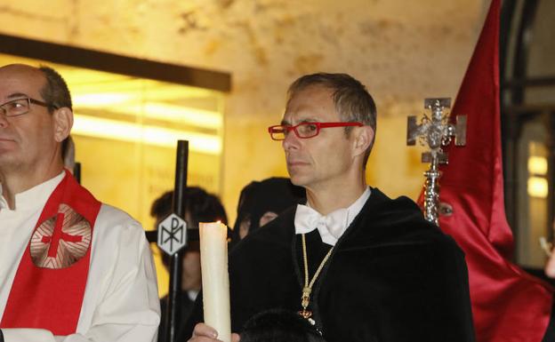 El rector, Ricardo Rivero, acudió a su primera procesión como máximo responsable de la USAL.