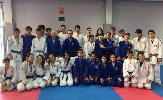 Representantes salmantinos en el entrenamiento federativo realizado en Valladolid para las categorías infantil, cadete, junior y senior. /WORD