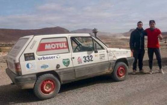 Rubén Sánchez y Cristian Guerra, con su Seat Marbella de 1991. /El Norte