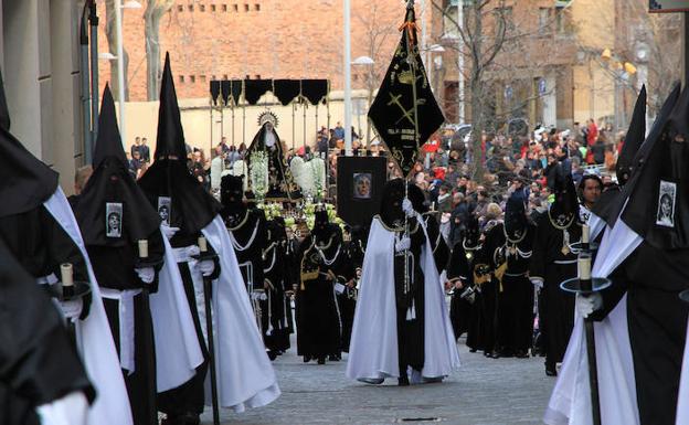 La procesión de la Dolroosa, a su paso por la calle de Muerte y Vida. Tanarro/
