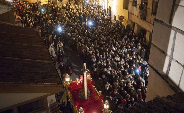 Momento en que el Cristo de los Maristas cruza el Arco del Socorro entre la multitud.Óscar Costa/