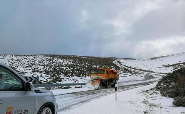 Máquinas quitanieves actúan en carreteras abulenses./Diputación de Ávila.