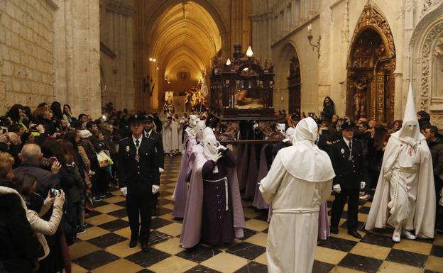 Los cofrades de Medinaceli portan el 'Santo Sepulcro' en la procesión en el interior de la catedral. /Marta Moras