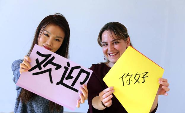 Beatriz Santos, profesora de chino del IES Arca Real de Valladolid, y Yue Wang, auxiliar china de conversación. /Rubén Cacho/ Ical