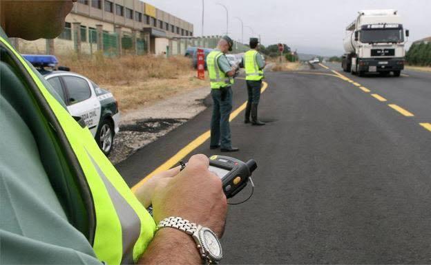 Agentes de la Guardia Civil, en un control. /M. Á. L.