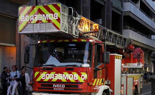 Camión de bomberos en la Calle Mayor. /Antonio Quintero