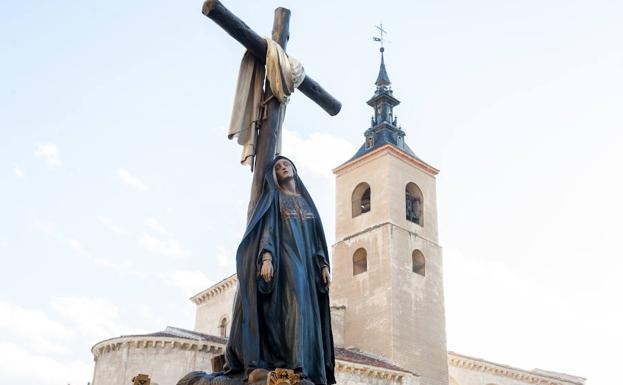 Talla de la Soledad al pie de la Cruz y un detalle de las manos. /Ó. Costa