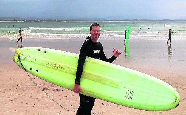 Daniel de la Torre, practicando surf en una playa de Australia./EL NORTE