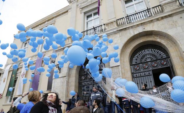 Suelta de globos azules en la Plaza Mayor. /Antonio Quintero