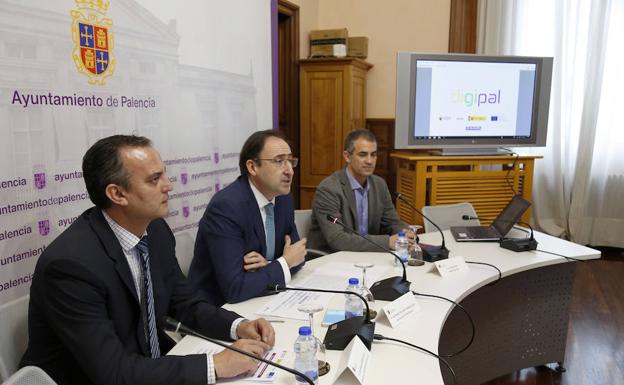 Alfonso Polanco, entre Luis Ángel Pérez Sotelo y Juan José Vega./A. Quintero
