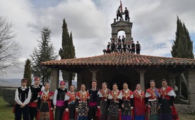 24 quintos, de los 28, vistiendo trajes típicos junto a la ermita de San Blas, tras colocar un grupo de chicos el pendón del prior de Ocrato. /M.J. GUTIÉRREZ