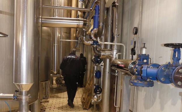 La Policía Nacional, en el interior de las instalaciones de Seda. /El Norte