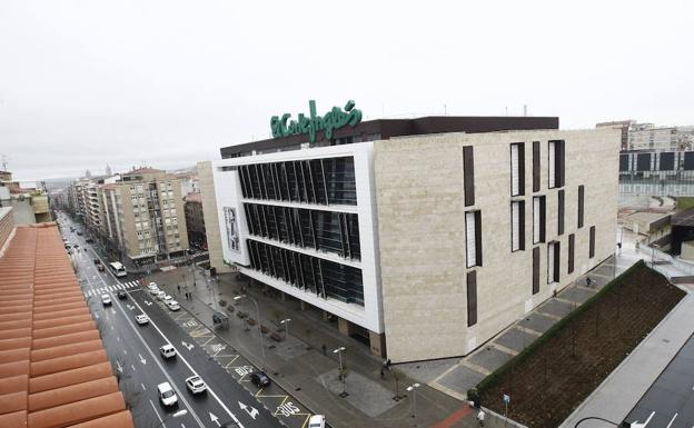 Vista panorámica de El Corte Inglés en la calle MaríaAuxiliadora de la capital salmantina. /WORD