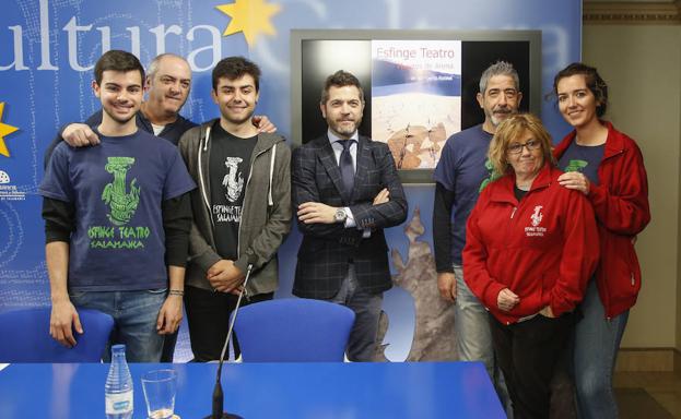 Integrantes de Esfinge teatro, junto al concejal de Cutural (en el centro). /LAYA
