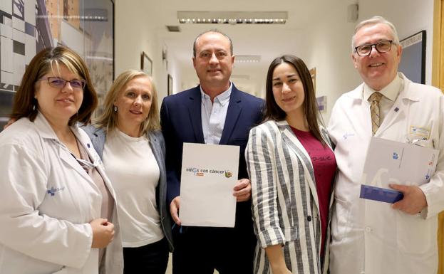 La directora médica del Clínico, Paz de la Torre; la delegada de Pyfano en Valladolid, Ana Alonso; Miguel Ángel Vicente Criado, María Martín y Francisco Javier Vadillo. /L. P.-ICAL