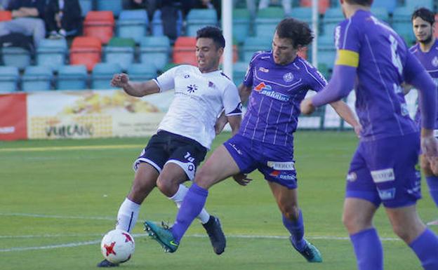 Víctor Abajo pugna por un balón en el partido de la primera vuelta en el Helmántico ante el Salmantino. /ANTORAZ