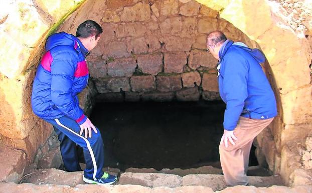 Dos vecinos, en la fuente de San Boal.