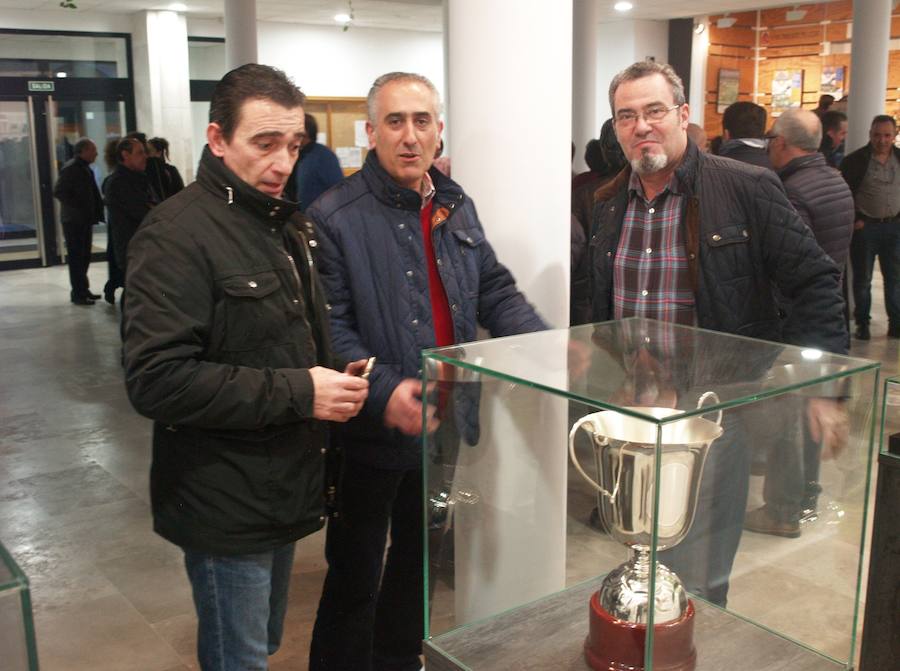 Varios ex jugadores entre uno de los trofeos conseguidos por el club durante sus 50 años