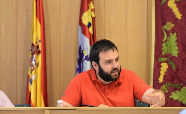 Carlos Sierra, portavoz del Partido Popular en Aguilar de Campoo, durante un pleno en 2016. /EL NORTE
