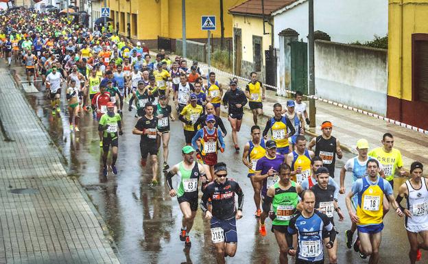 Salida de la última edición de la Media Maratón de Ciudad Rodrigo. /ARTE DEPORTIVO