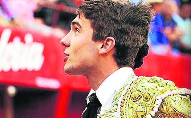 Pablo Atienza brinda un toro. /Foto del perfil en Facebook de Pablo Atienza