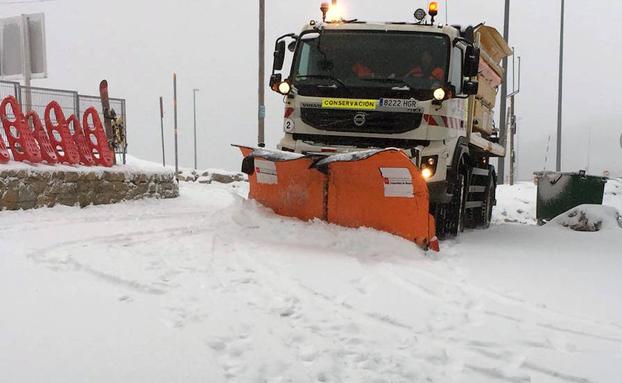Una máquina limpia la acumulación de nieve en el alto de Navacerrada, este lunes por la mañana. /El Norte