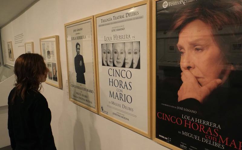 Carteles de distintas representaciones de la obra a cargo de Lola Herrera. /Ramón Gómez