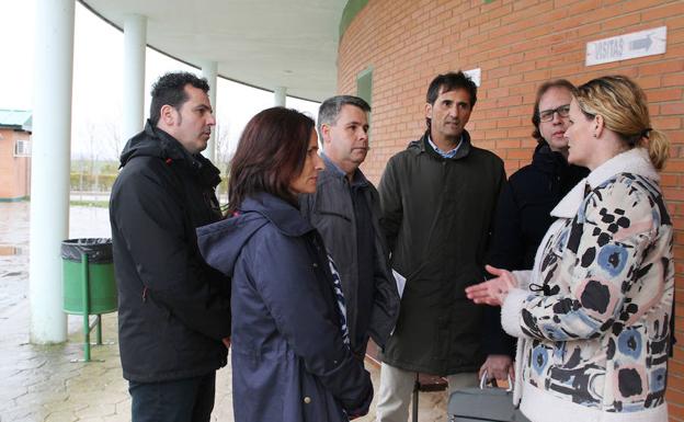 Las diputadas socialistas Mari Luz Martínez Seijo y Zaida Cantera, a la entrada de la cárcel. /Brágimo-Ical