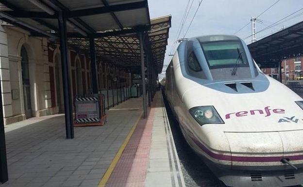 Tren Ave de la serie 112, parado en la estación de Palencia./El Norte