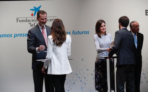 Los Reyes presiden la entrega de becas de La Caixa./Efe