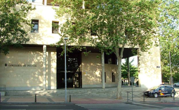 Coche patrulla aparcado en la puerta de la Comisaría de la Policía Nacional en Segovia. /El Norte