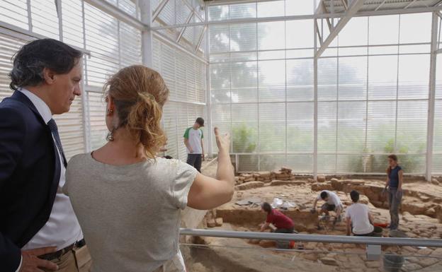 El concejal Carlos García Carbayo, durante una visita a las excavaciones. /ANTORAZ
