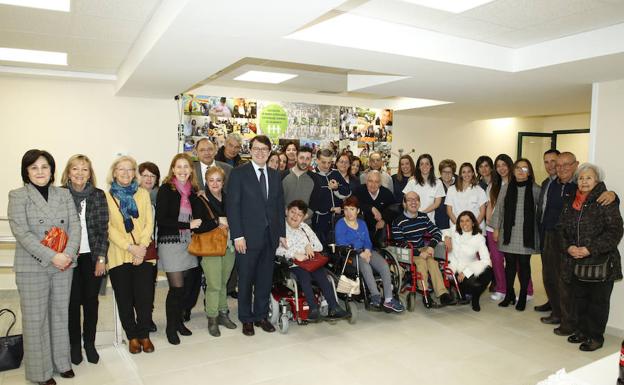 Personal de Aspace junto a familiares y usuarios durante la visita de ayer del alcalde. /LAYA