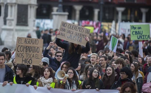 Imagen de la manifestación del 23 de marzo en Valladolid «por una EBAU justa». /Gabriel Villamil