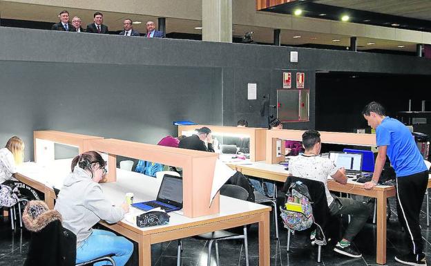 Varios estudiantes en la biblioteca del campus, ayer, durante la visita de las autoridades. /A. de Torre