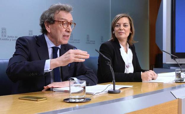 El consejero de la Presidencia, José Antonio de Santiago-Juárez junto a la portavoz de la Junta, esta mañana durante una rueda de prensa./Nacho Gallego/EFE