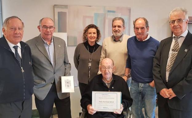 Pedro Parellada Bellod junto a sus hijos y algunos miembros de la Junta de Gobierno de ingenierosVA /IngenierosVA