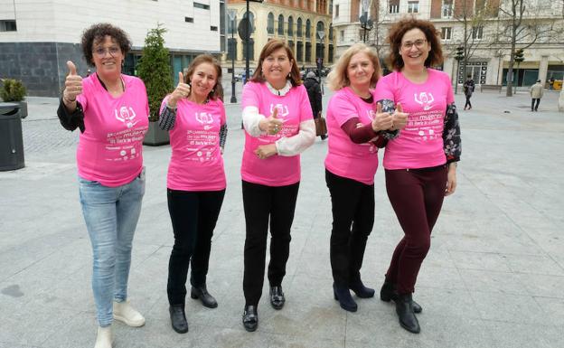 Rafi Romero, Inés Navarro, Vicky Soto, Consuelo González y Milagros Terán, con la camiseta de la II Carrera y Marcha de la Mujer./Ramón Gómez