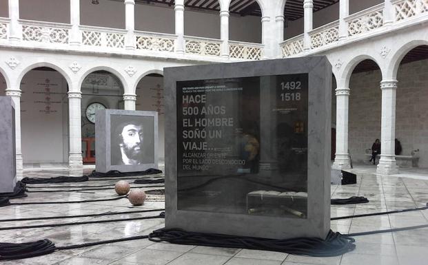 Paneles de la muestra conectados con amarras en el claustro del Palacio de Santa Cruz. /El Norte