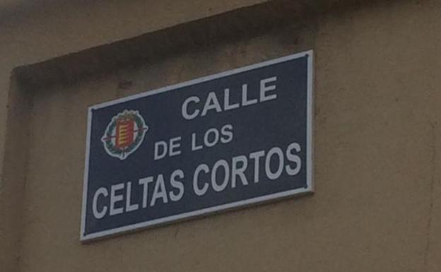 La nueva placa en la antigua calle de Mariano Miguel López. /@CeltasCortos