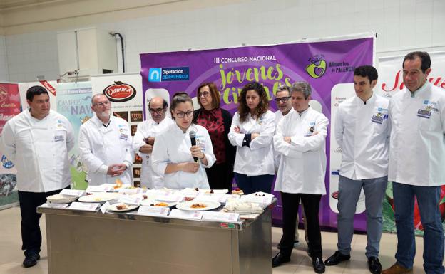 La ganadora presenta sus platos ante los miembros del jurado y la presidenta de la Diputación. Ángeles Armisén. /El Norte