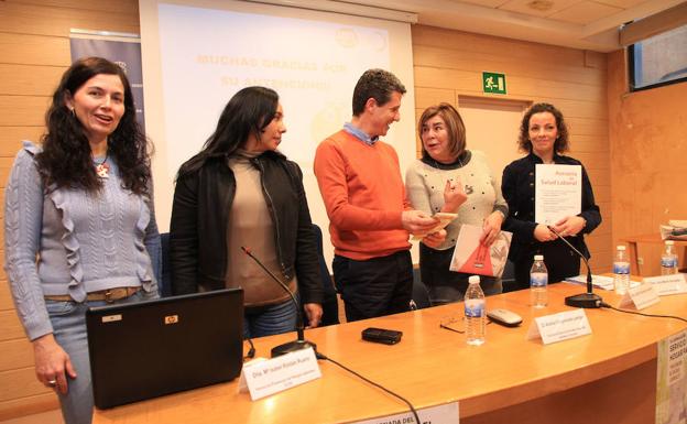 Carmen Calderón (i), Lidia Merlo, Andrés Torquemada, Maribel Roldán y Lydia Fernández, al final de la jornada. /A. Tanarro
