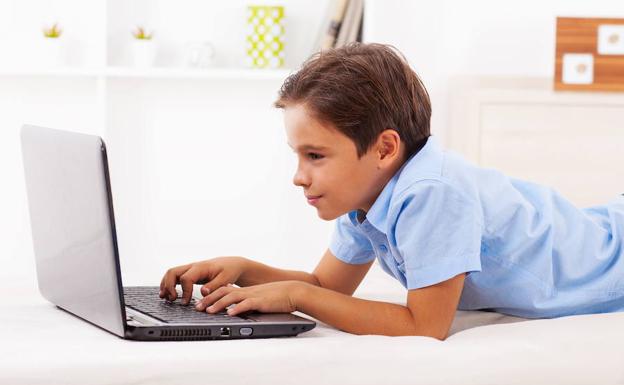 Un niño juega con un ordenador portátil. /FOTOLIA
