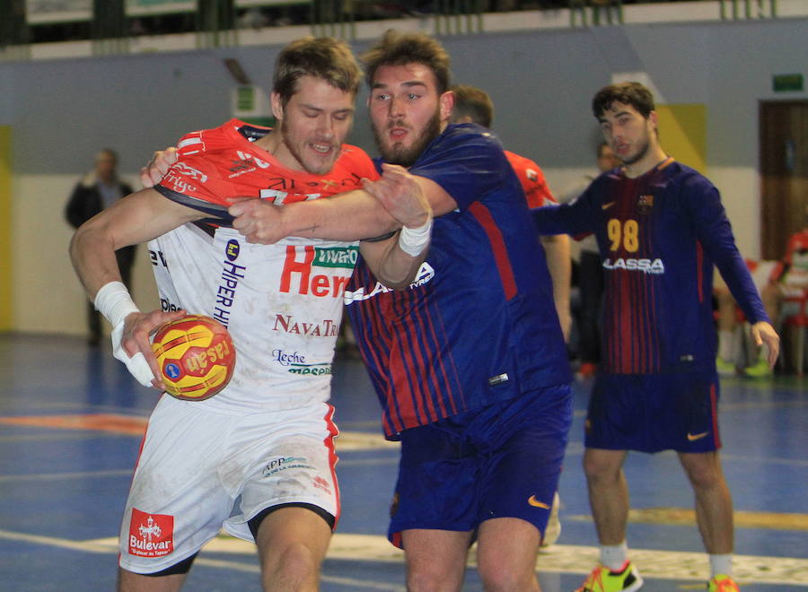 Brakocevic es agarrado por un rival durante un partido anterior./Antonio Tanarro