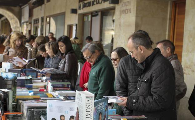 Imagen de una edición del Día del Libro en la Plaza Mayor./Laya