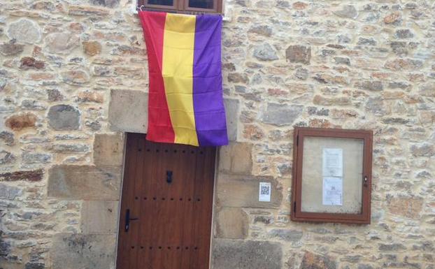 La Policía Local exige retirar la bandera republicana de la casa concejo de Puentetoma